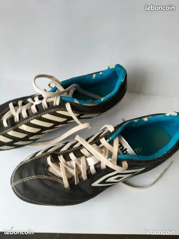 Chaussure de Foot - Umbro Geometra Cup FG - Terrain Sec - Chaussure Homme - Noir/Blanc/Bleu | Pro:Direct Soccer