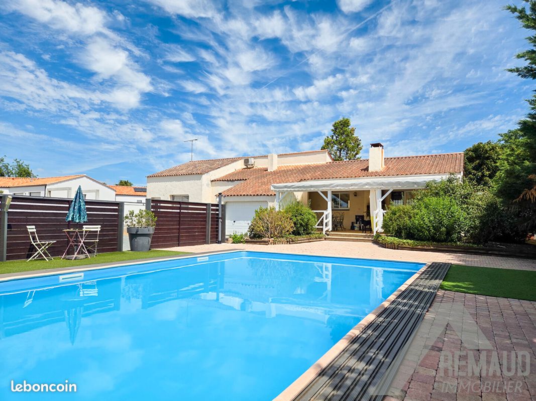 Maison 9 pièces 166 m² · à Saint-Christophe-du-Ligneron · 166 m² · 373 100 €