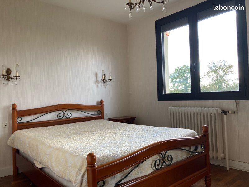 Lit double et 1 table de chevet (image 3)