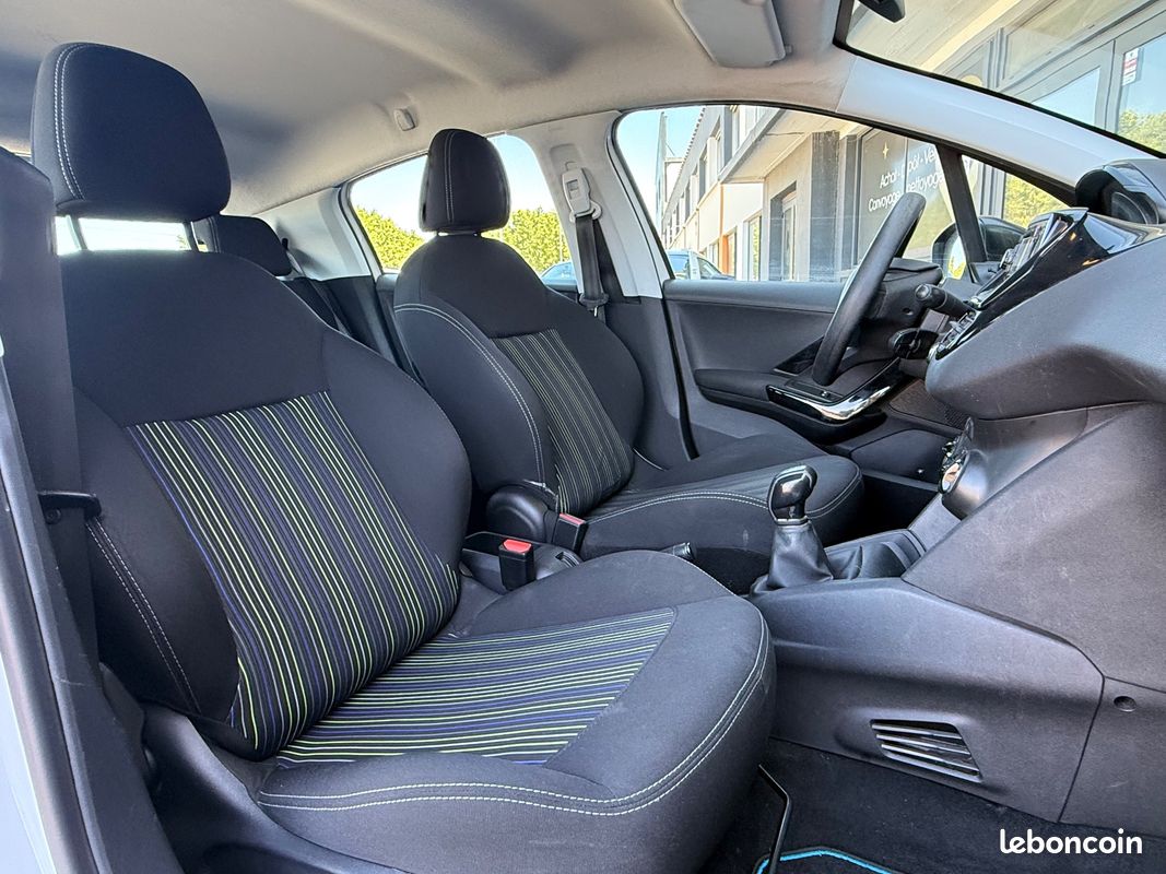 Peugeot 208 1.6 bluehdi 75ch premium (image 9)