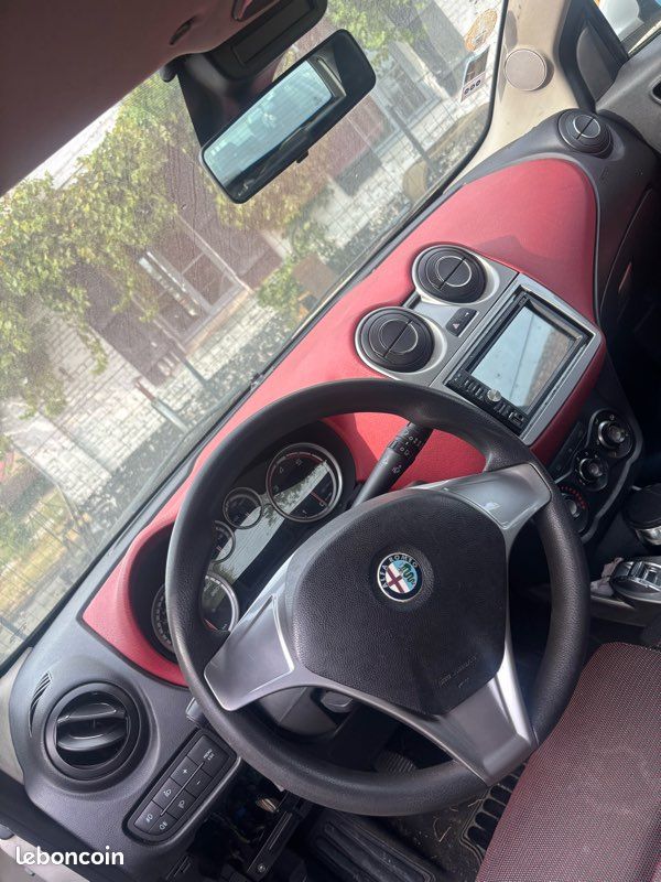 Alfa Romeo MiTo 1.3 JTDM – Nombreuses pièces neuves – Écran connecté (image 3)