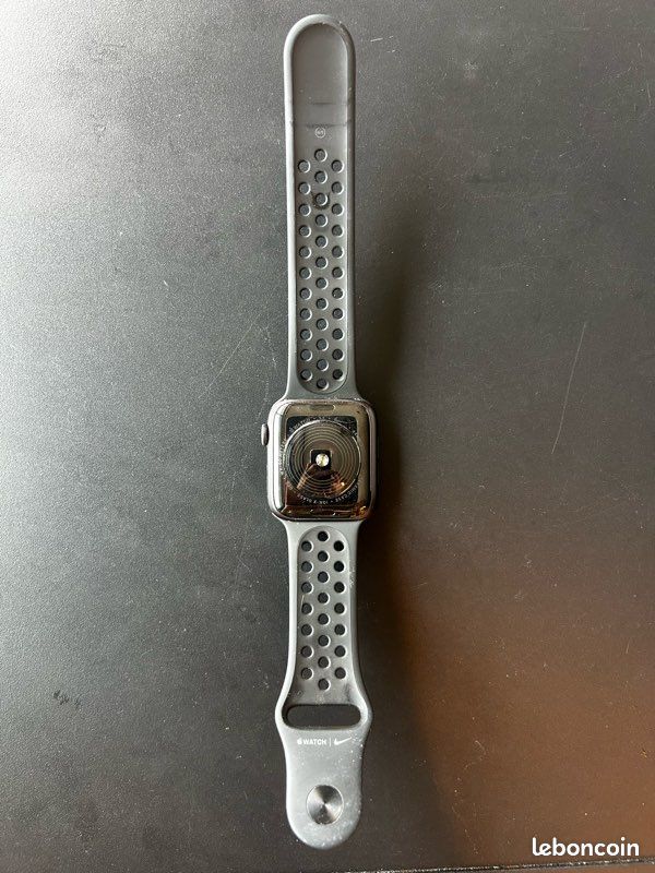 Apple Watch SE (1ère génération) - Édition Nike (GPS, 44 mm) (image 2)