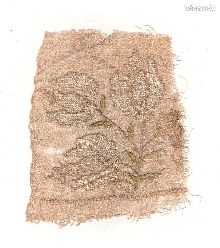 Ancien Fragment Textile Français – Broderie Laine – Art Mural Vintage