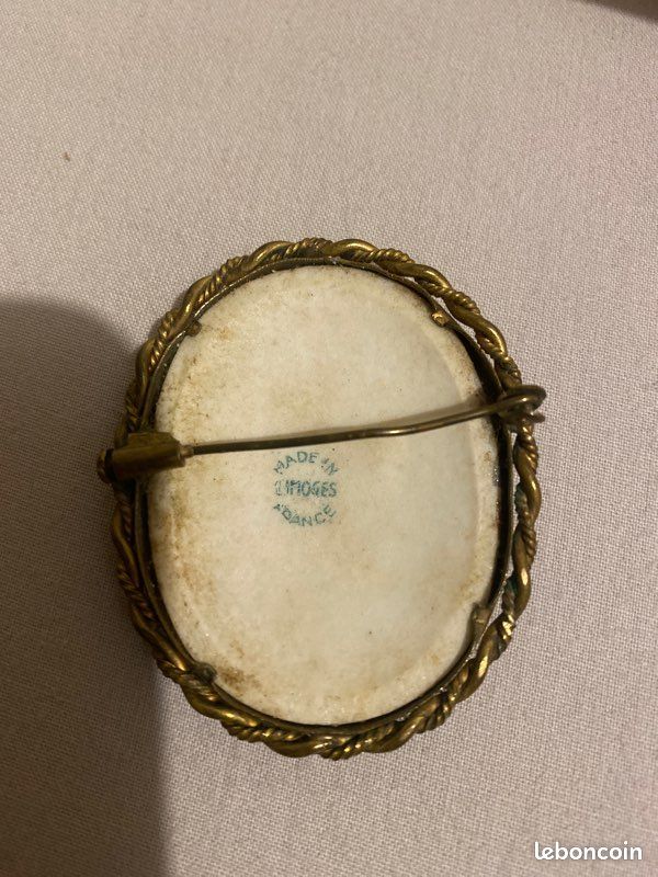 Belle Broche De Foulard Bombée - Limoges France, Scène Champêtre Années 1920-1930 En Porcelaine Et Cuivre