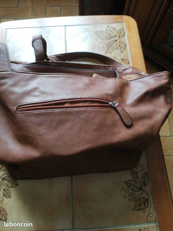 Grand sac à main couleur marron clair sans séparation milieux dessins sur le devant (image 2)