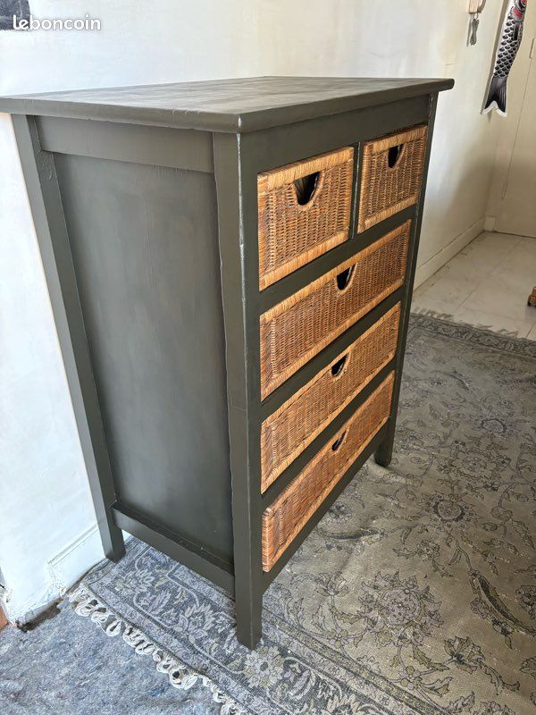 Chiffonnier/Commode en bois peint marron foncé avec 5 tiroirs en rotin – Design urbain, Boho chaleureux , belle présence (image 8)