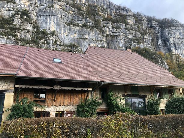 Belle bâtisse en pierre édifiée en 1730 de 440 m² , au cœur de la chartreuse