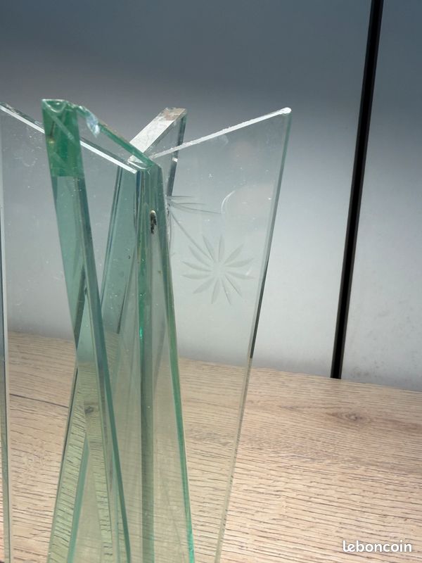 Vase design XXe en verre épais vert, forme géométrique étoilée (image 4)