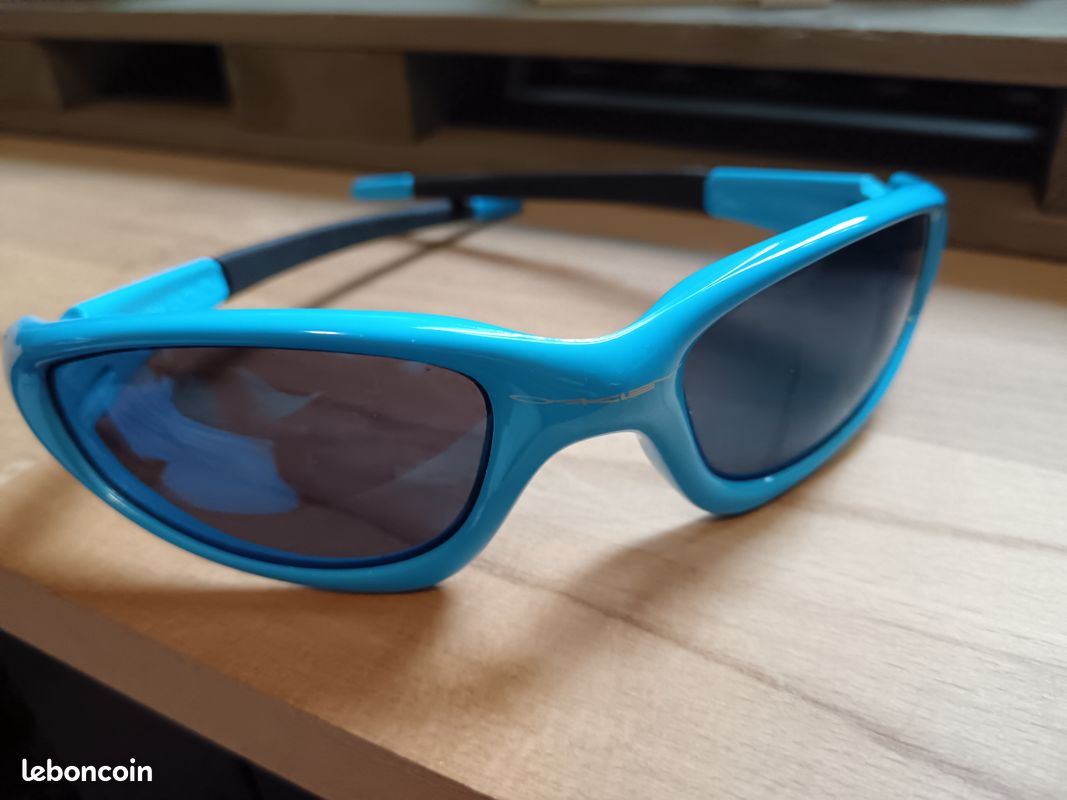 Lunette de Soleil Oakley Straight bleue (image 1)