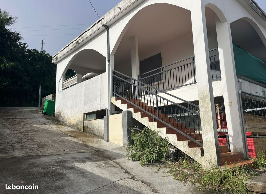 Local commercial 335 m² · à Petite-Île · 335 m² · 700 000 €