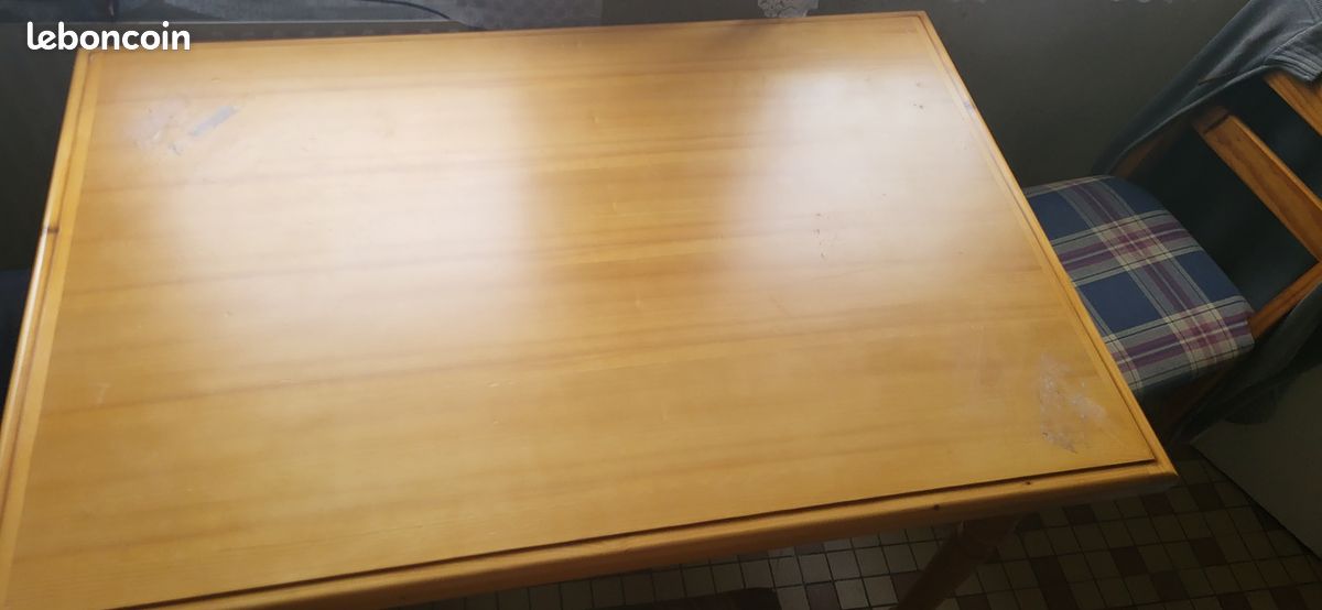 Vend une table en bois avec 3 chaises (image 1)