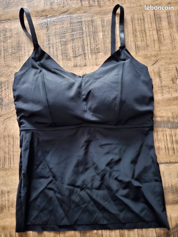 Haut noir avec soutien gorge intégré (image 1)