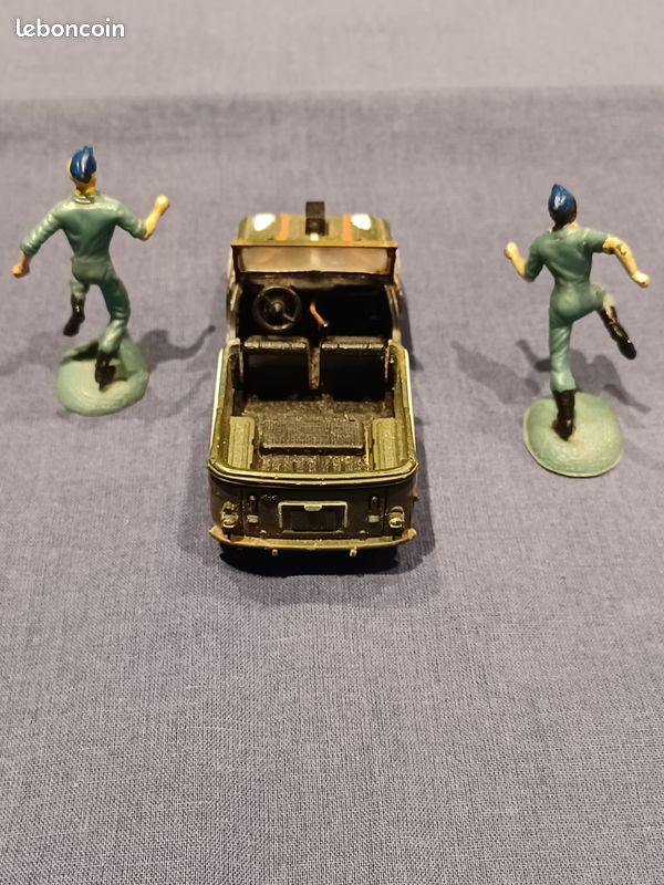 La Renault 4 Sinpar des chevaliers du ciel par Dinky Toys au 1/43e