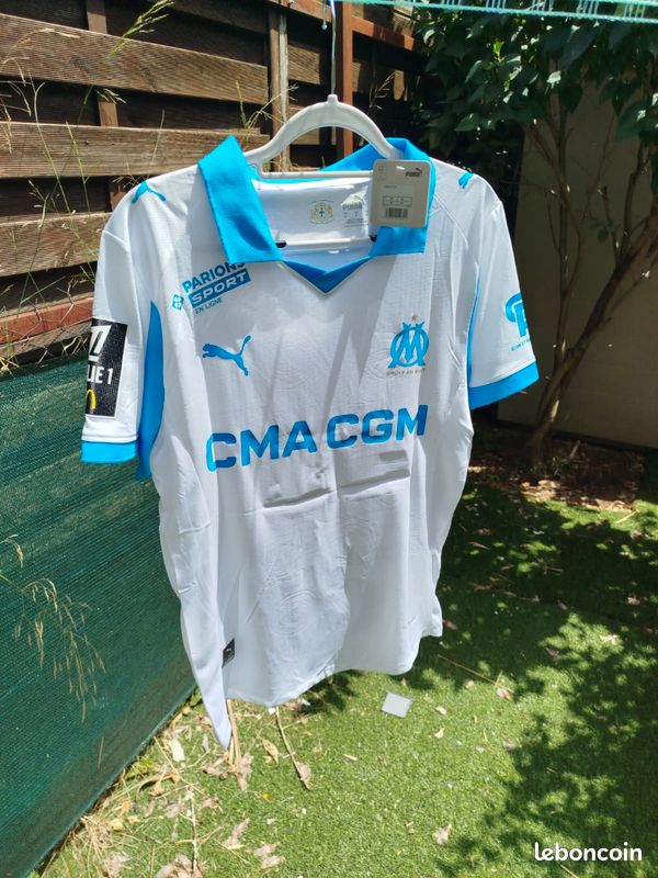 Le label de Jul sur le maillot de l'OM
