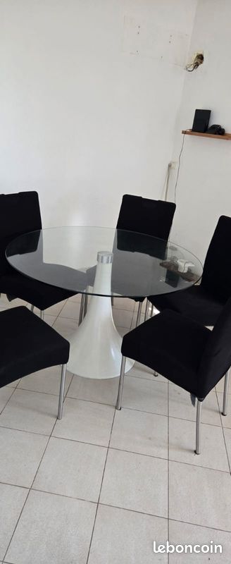 Table de salle a manger plus 5 chaises (image 1)