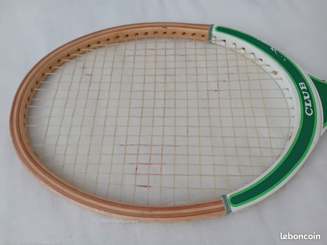 Raquette de Tennis - Modèle ,, DUNLOP CLUB " - Modèle mythique ( 1970 - 1980) - Cordage et Grip d'origine - Très bon état / Design distinctif : blanc et vert / Dimensions : 69 x 23 cm (image 6)