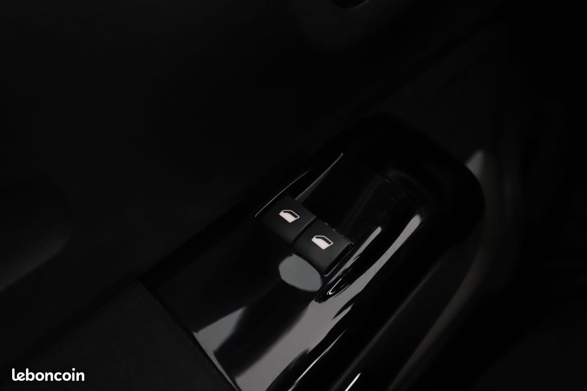 Citroen C3 1.2 PureTech Shine EAT6 110 ch (image 25)