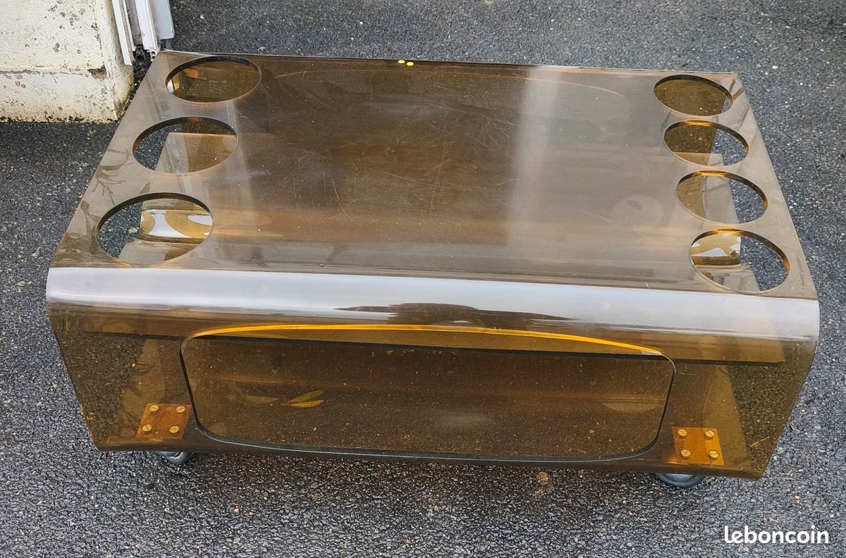 Table basse sur roulettes plexiglas Fumé années 70

Hauteur : 35 cm
Longueur : 75,2 cm
Largeur : 50,3 cm

Voir photos pour les traces de rayures 

Bon état (image 1)