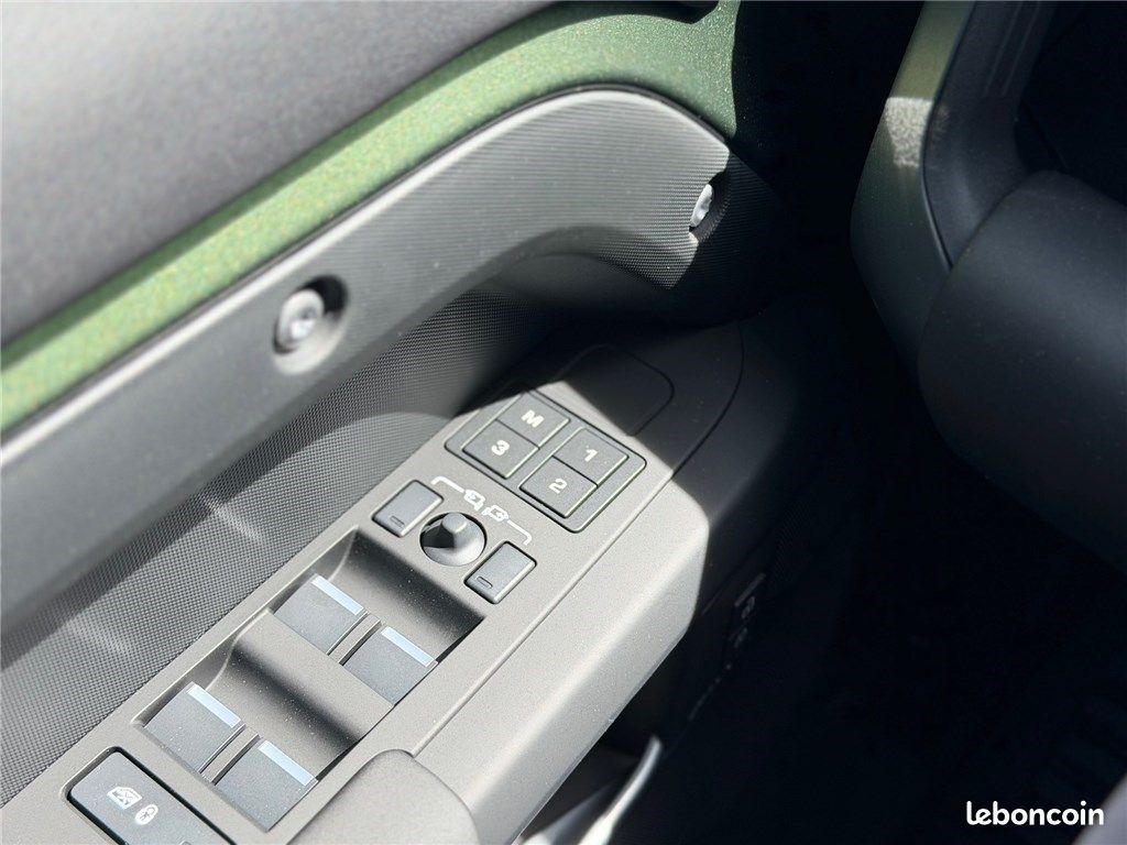 Land Rover Defender PHEV 110 X-Dynamic SE (image 26)