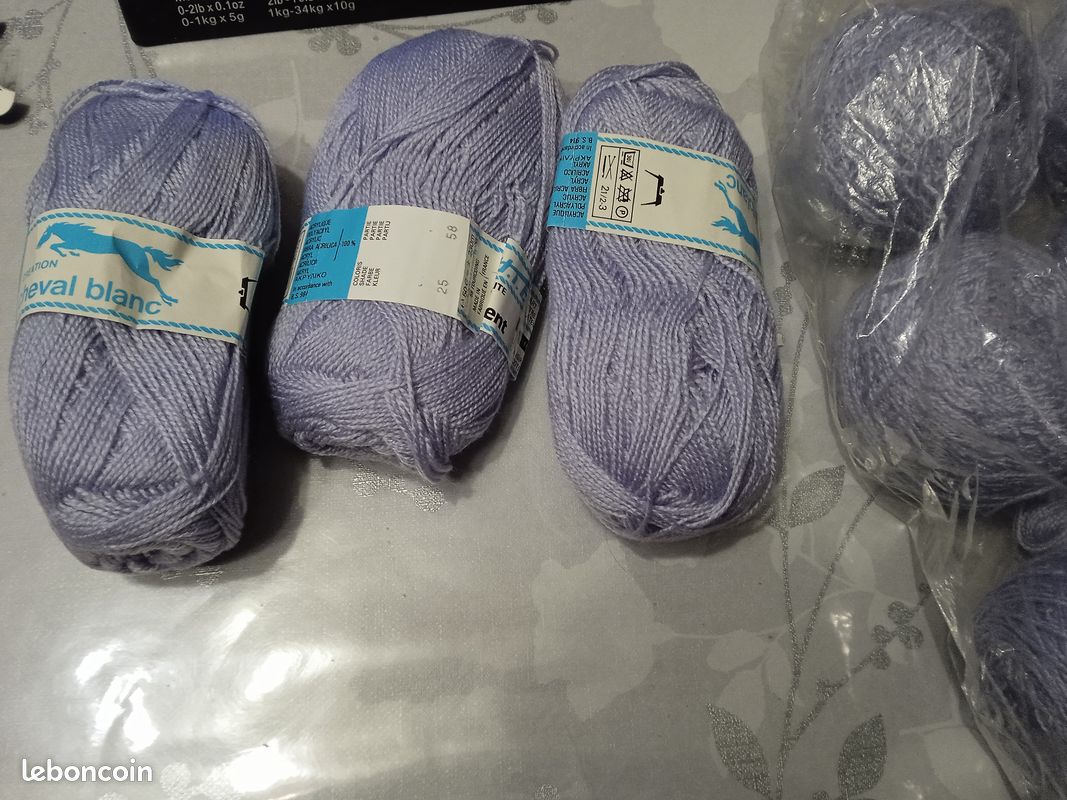 4 pelotes violet clair + 400g en boule, cheval bla (image 1)
