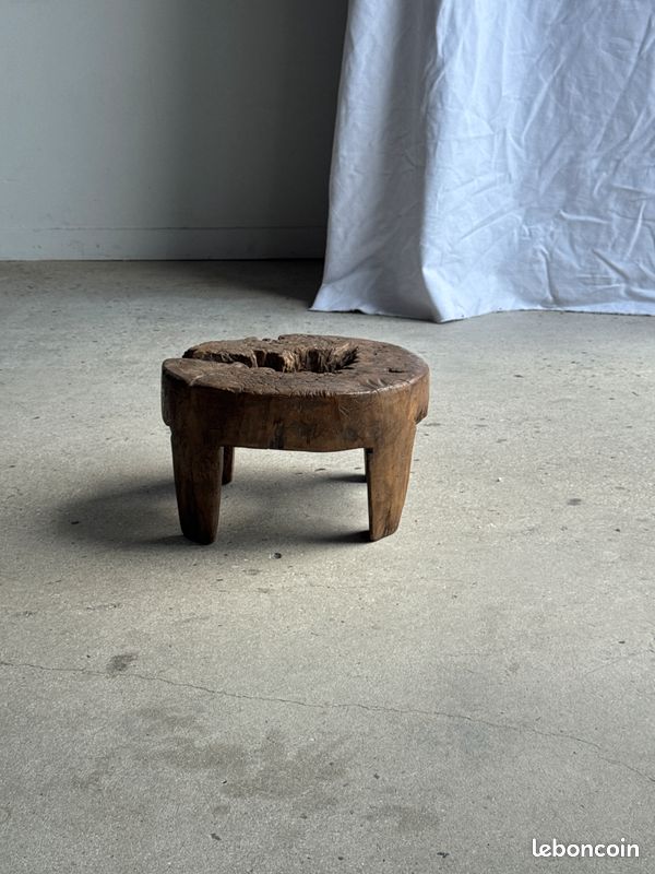 Petit tabouret circulaire quadripode bas en teck ancien organique ajouré H20 D24 (image 5)