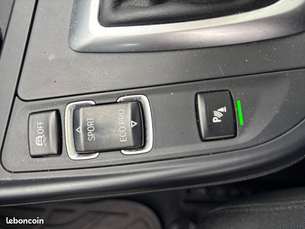 BMW SERIE 1 F20 125i 218 ch bva8 Lounge Plus Radars avants arrières entretien complet BMW Garantie 12 mois (image 16)