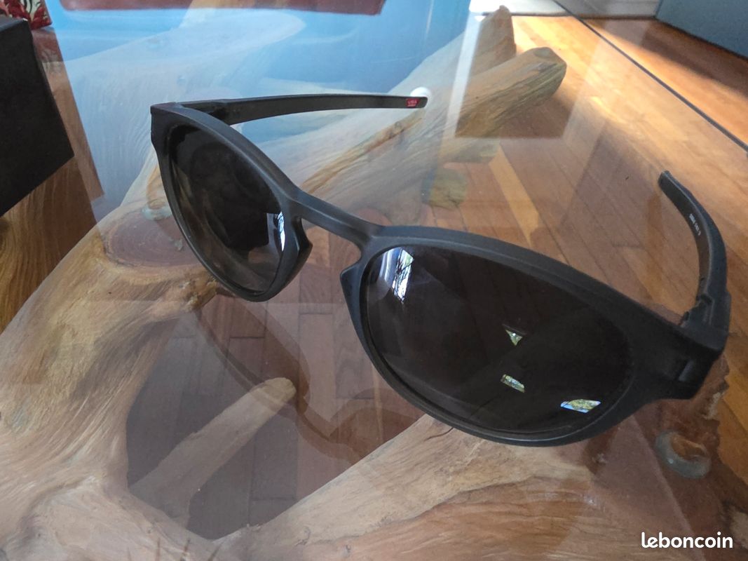 Oakley latch (image 2)