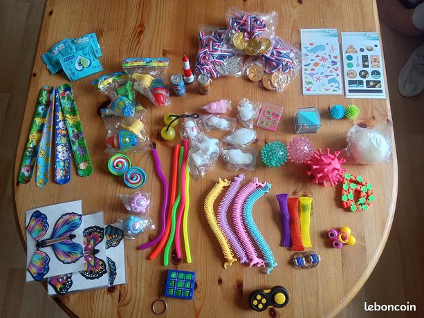 Baker Ross Lot De 8 Balles à Attraper Thème Noël – Lutin, Renne, Père Noël – Cadeau Surprise Pour Enfant – Petit Prix Et Fun Garanti
