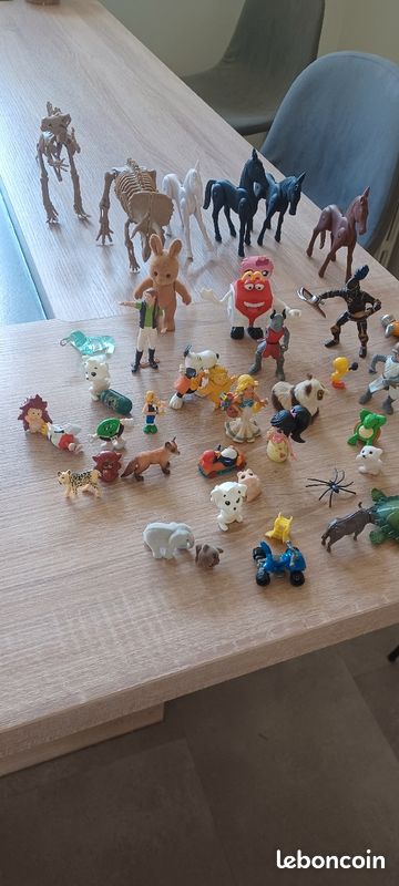 Lot 45 figurines (image 2)