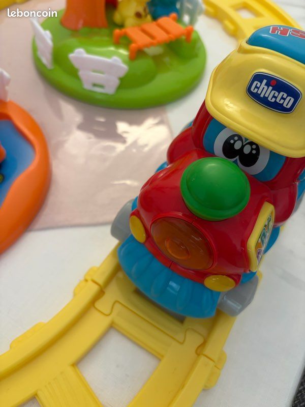 Chicco Train de L'Aventure, Jouet Bilingue Français-Anglais pour Enfants avec Station, Ensemble Train et 6 Animaux, Jouet Éducatif Electronique avec Phrases et Chansons de 1 à 4 ans - Jeux & Jouets Chicco Train de L'Aventure, Jouet Bilingue Français-Anglais pour Enfants avec Station, Ensemble Train et 6 Animaux, Jouet Éducatif Electronique avec Phrases et Chansons de 1 à 4 ans - Jeux & Jouets