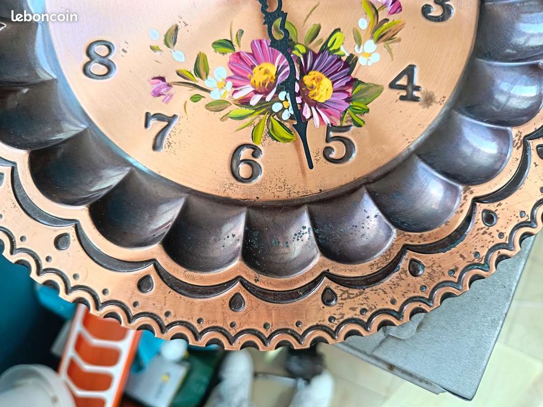 Petite horloge-pendule murale en faïence modèle parchemin décor