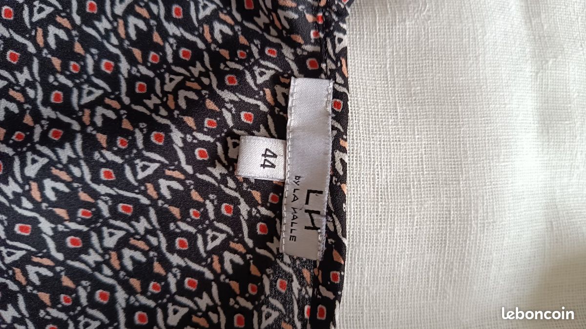 Blouse sans manche fond noir (image 4)