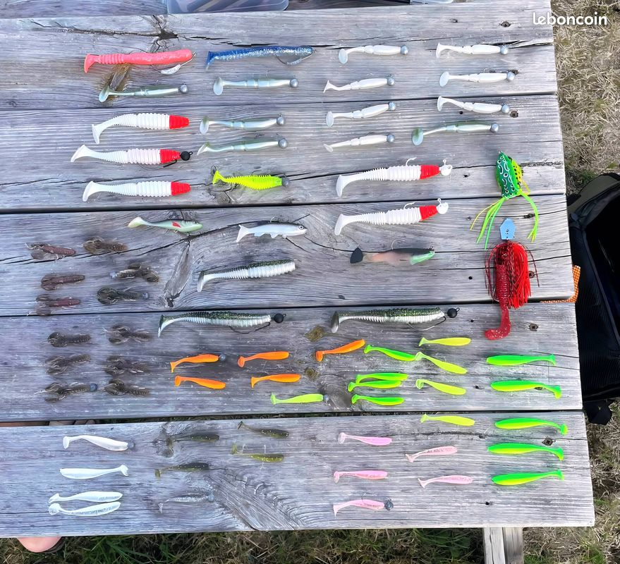 Lot de pêche carnassier – 100+ leurres, 4 cannes, moulinets, épuisette, sacs et boîtes (image 4)