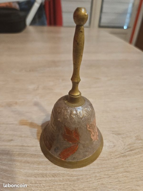 Ancienne clochette de table en bronze (image 5)