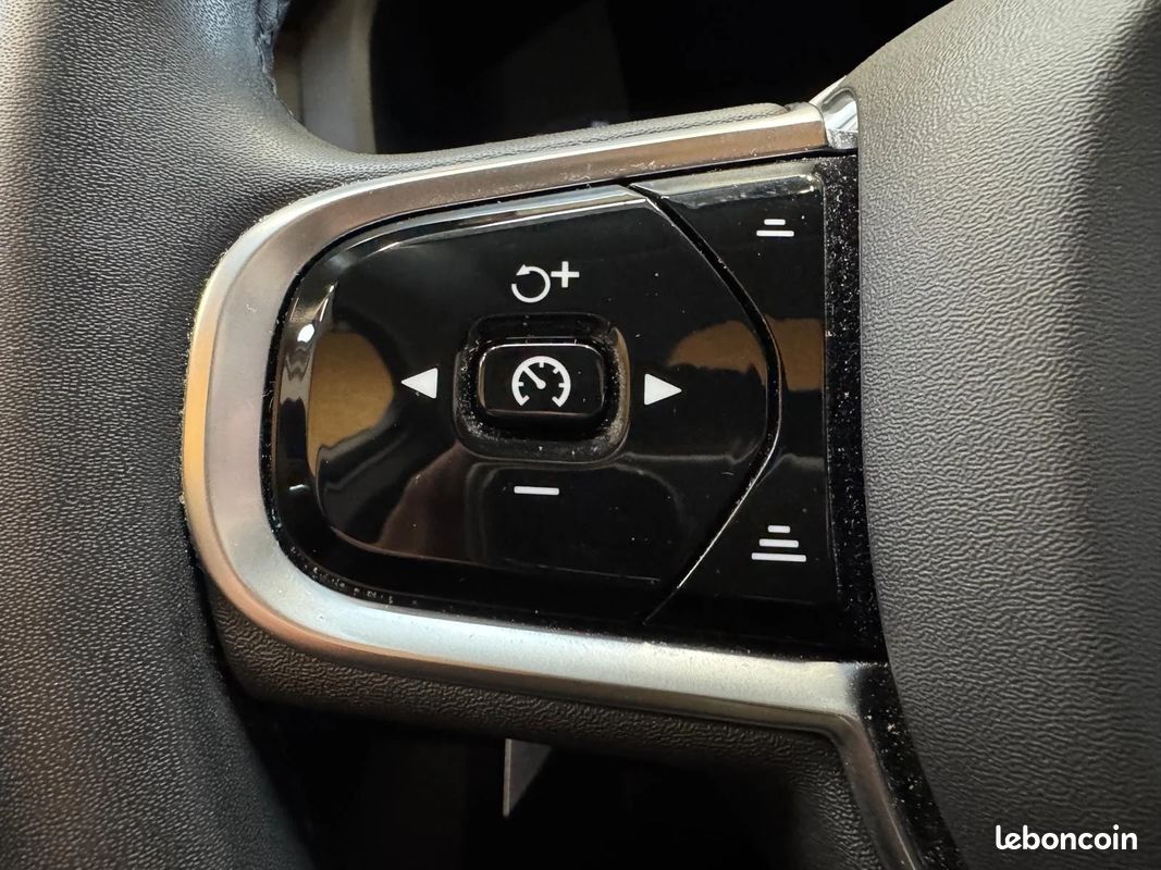 VOLVO XC60 T6 Recharge AWD 253 ch + 145 ch Geartronic 8 Ultimate Style Dark - 1ère main - Toit ouvrant - Sièges chauffants - Caméra 360 (image 16)