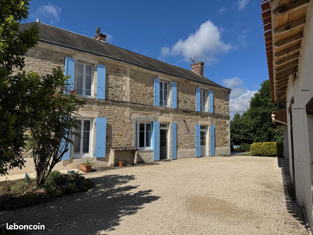 Maison 6 pièces 288 m² · à Saint-Jean-d'Hermine · 288 m² · 496 800 €