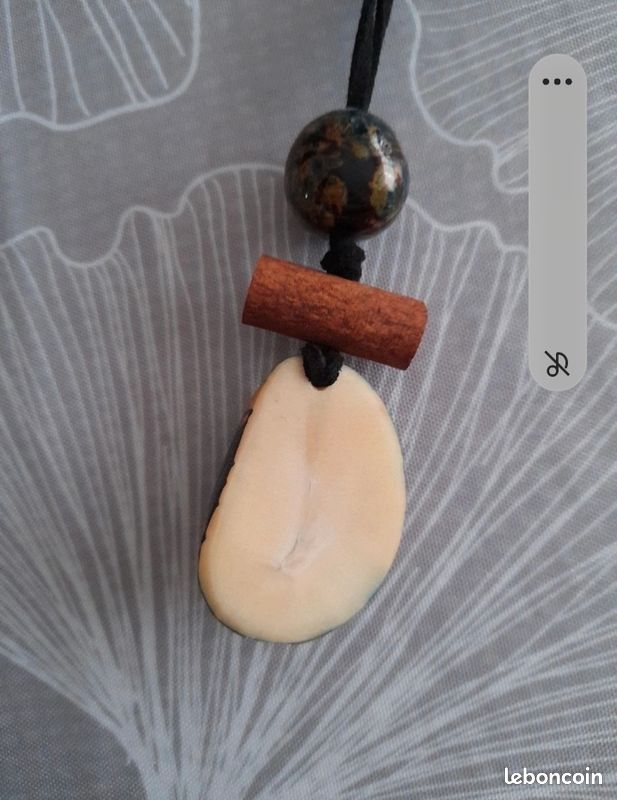 Sautoir en ivoire végétal tagua violet et rose sur chaine en