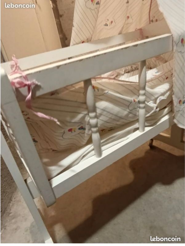 Berceau De Poupée En Bois Vintage - À Bascule - Occasion