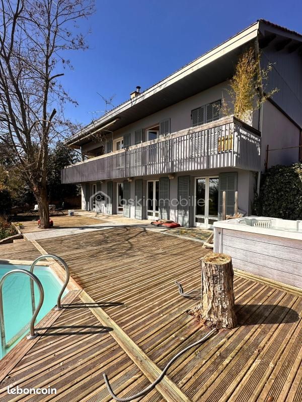 Maison 8 pièces 303 m² · à Saint-Léger-sur-Roanne · 303 m² · 369 000 €