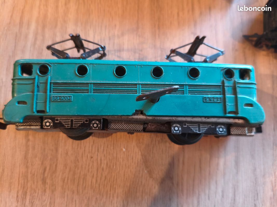 Un aiguillage droit avec ballast plastique pour train mécanique Jouef