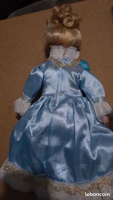 ROBE TABLIER DENTELLE Rouge Fleur bleu Bal de Princesse Poupée