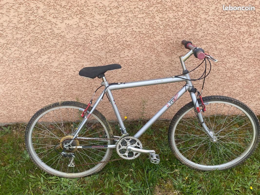 Lot de vélo + trottinette 3 roues (image 1)