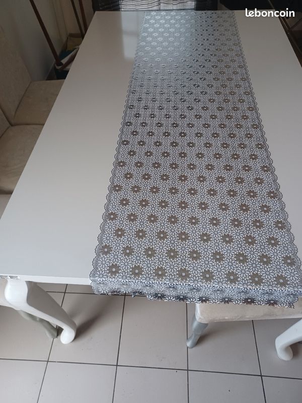 Table avec des chaises (image 5)