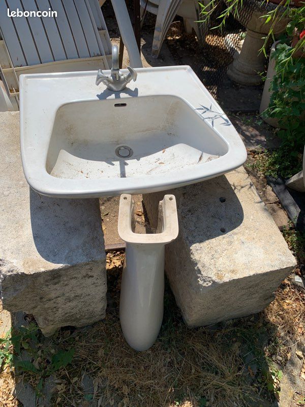 Lavabo en faïence sur colonne (image 1)