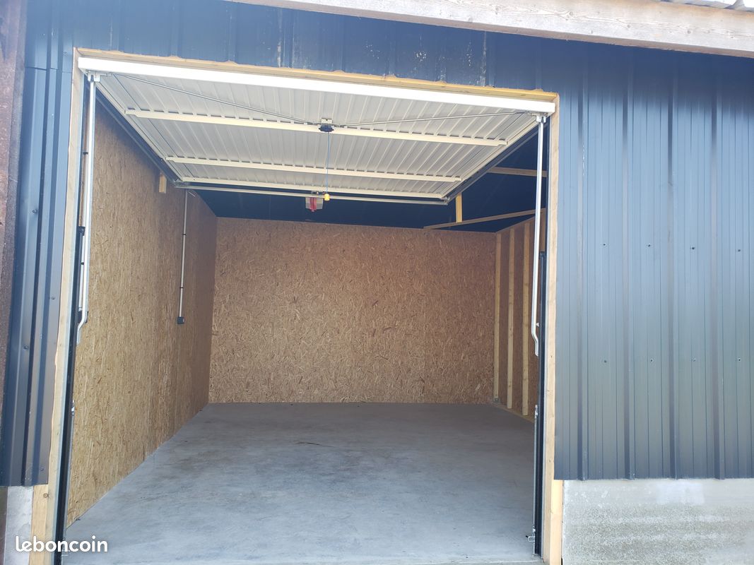 Location garage 24m² avec porte électrique à Plélan-le-Petit · 120 €/mois
