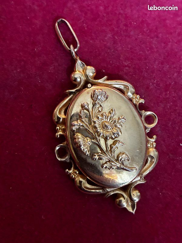 Ancien médaillon pendentif porte photo art nouveau plaqué or - Main Image