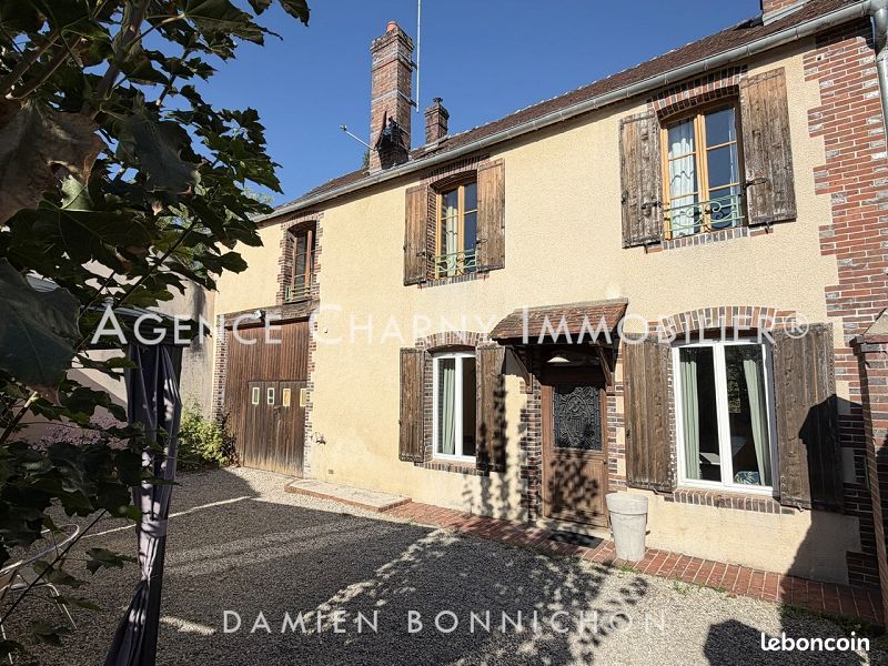 Maison 15 pièces 308 m² · à Charny Orée de Puisaye · 308 m² · 294 000 €