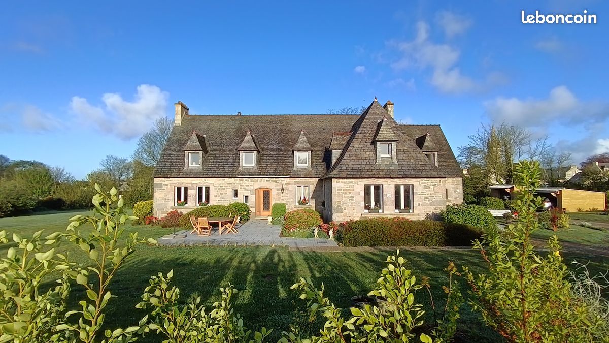 Maison 12 pièces 310 m² · à Landivisiau · 310 m² · 699 000 €