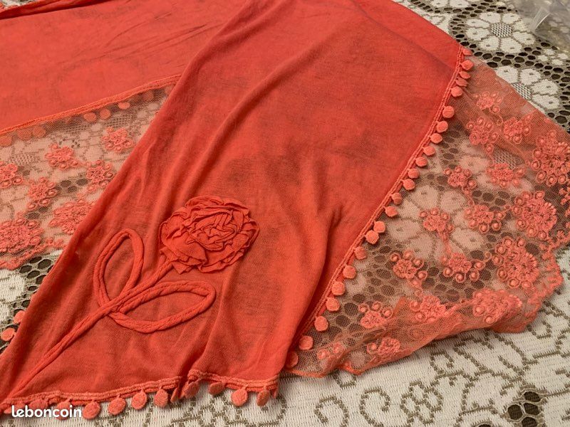 Grande étole corail jersey souple et tulle brodé (image 4)