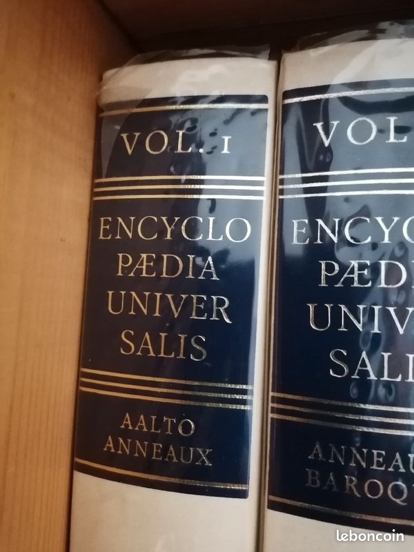 Armoire petite bibliothèque contenant volume universali année 74 a 84 dim H1. 90 l 0. 57 p0. 30 (image 9)